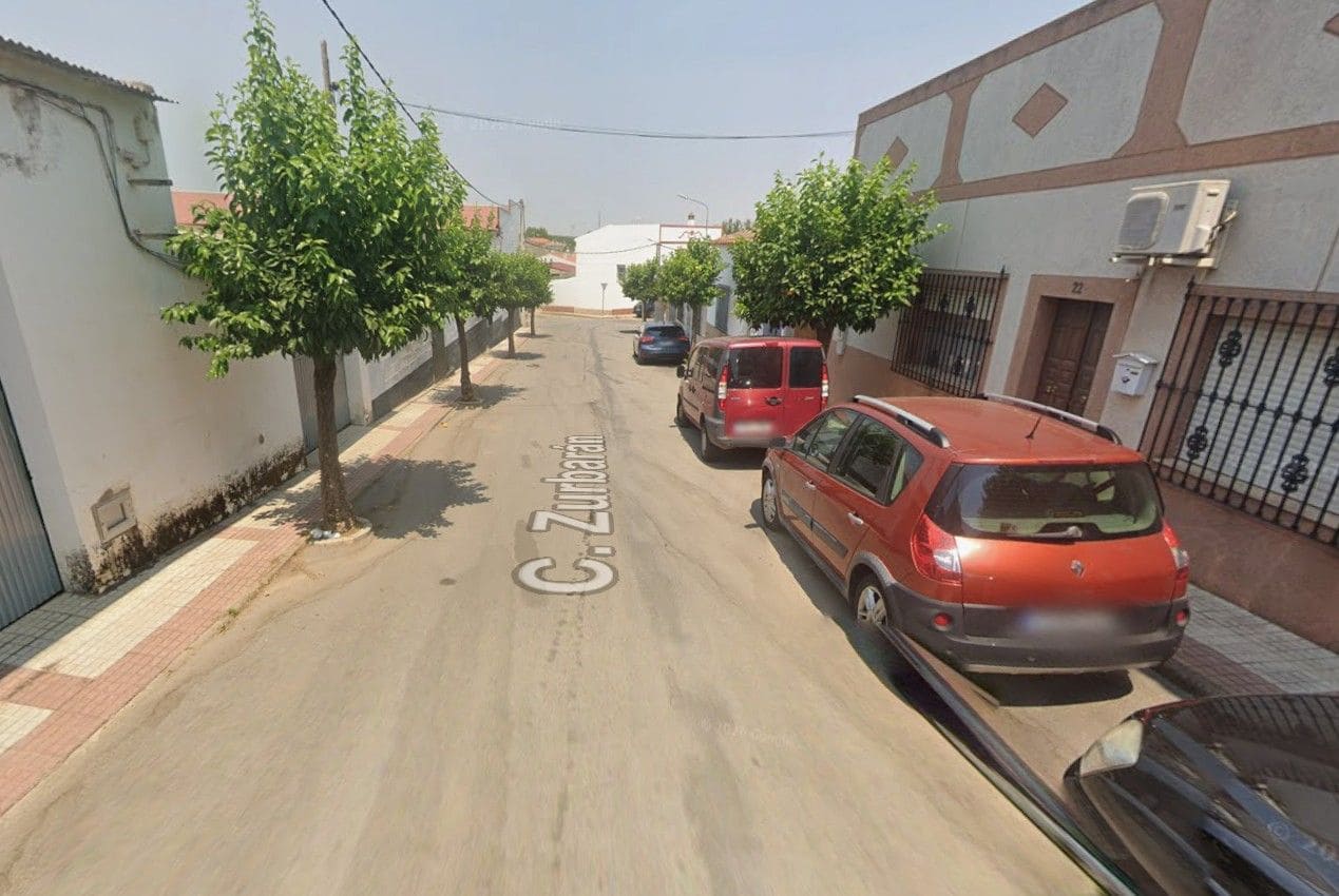Chalet de 3 habitaciones en La Albuera en venta - 68.000 € (Ref: 9980872)