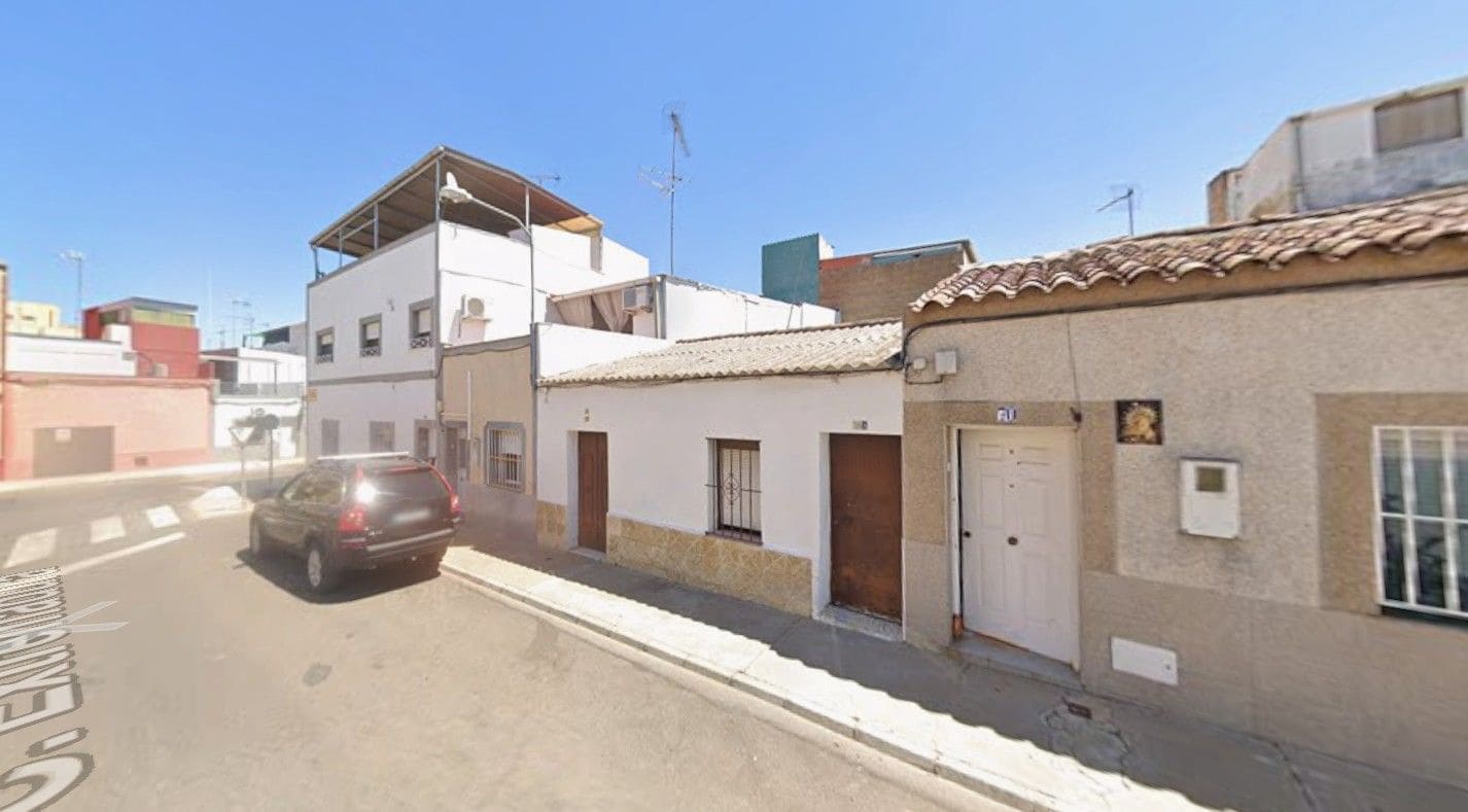 3 slaapkamer Halfvrijstaande villa te koop in Badajoz stad - € 45.000 (Ref: 9980874)