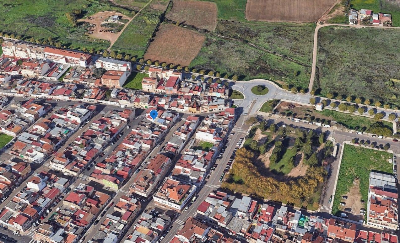 3 slaapkamer Halfvrijstaande villa te koop in Badajoz stad - € 45.000 (Ref: 9980874)