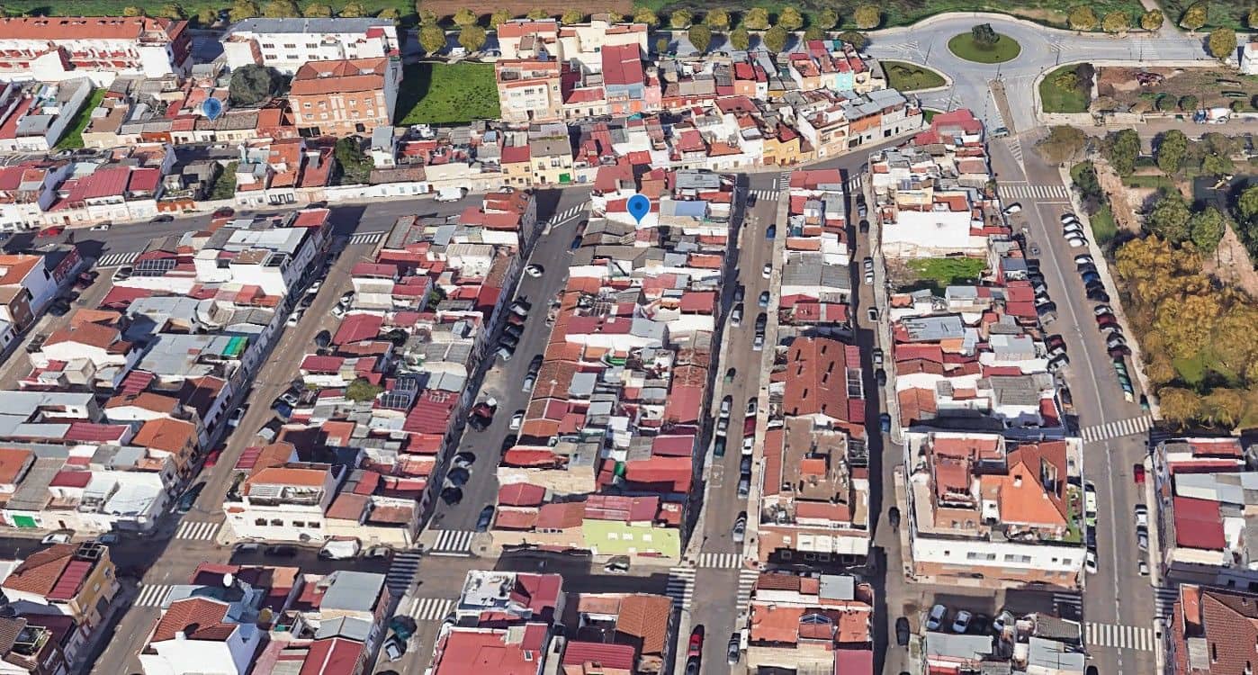 3 slaapkamer Halfvrijstaande villa te koop in Badajoz stad - € 45.000 (Ref: 9980874)