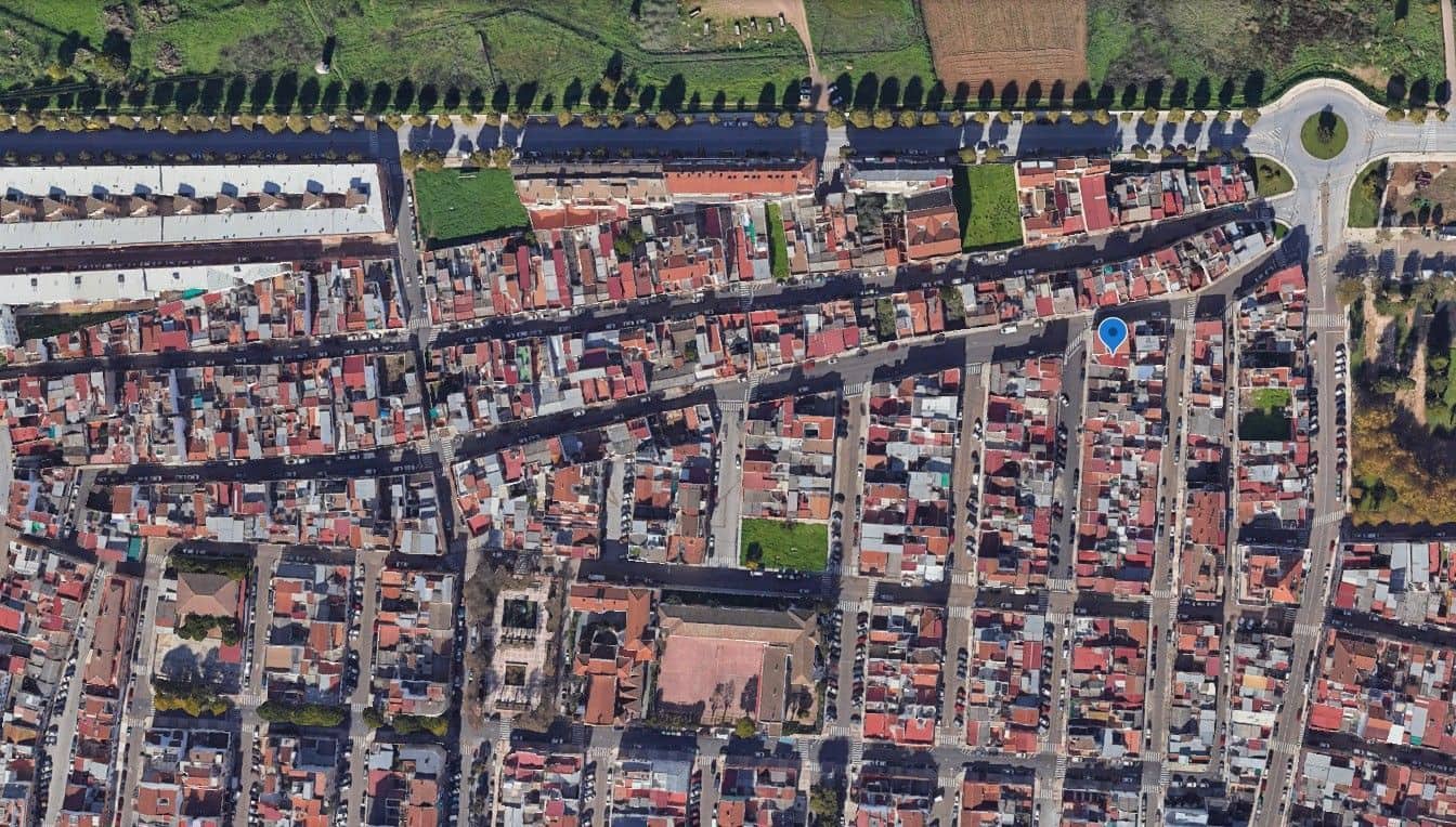3 slaapkamer Halfvrijstaande villa te koop in Badajoz stad - € 45.000 (Ref: 9980874)