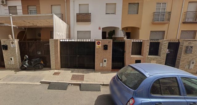 Chalet de 4 habitaciones en Lucena en venta - 130.000 € (Ref: 9980902)