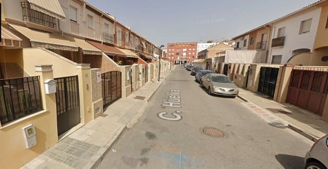 Chalet de 4 habitaciones en Lucena en venta - 130.000 € (Ref: 9980902)