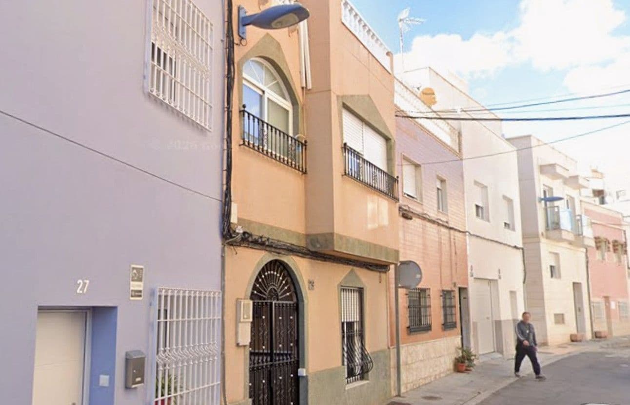 3 Zimmer Villa zu verkaufen in Almeria Stadt - 137.000 € (Ref: 9980906)