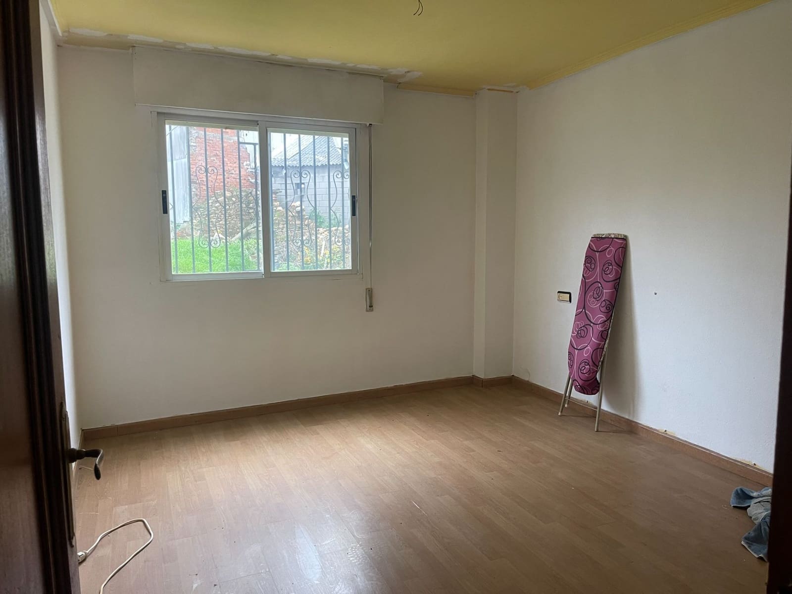 3 slaapkamer Flat te koop in Bembibre - € 55.000 (Ref: 9981043)