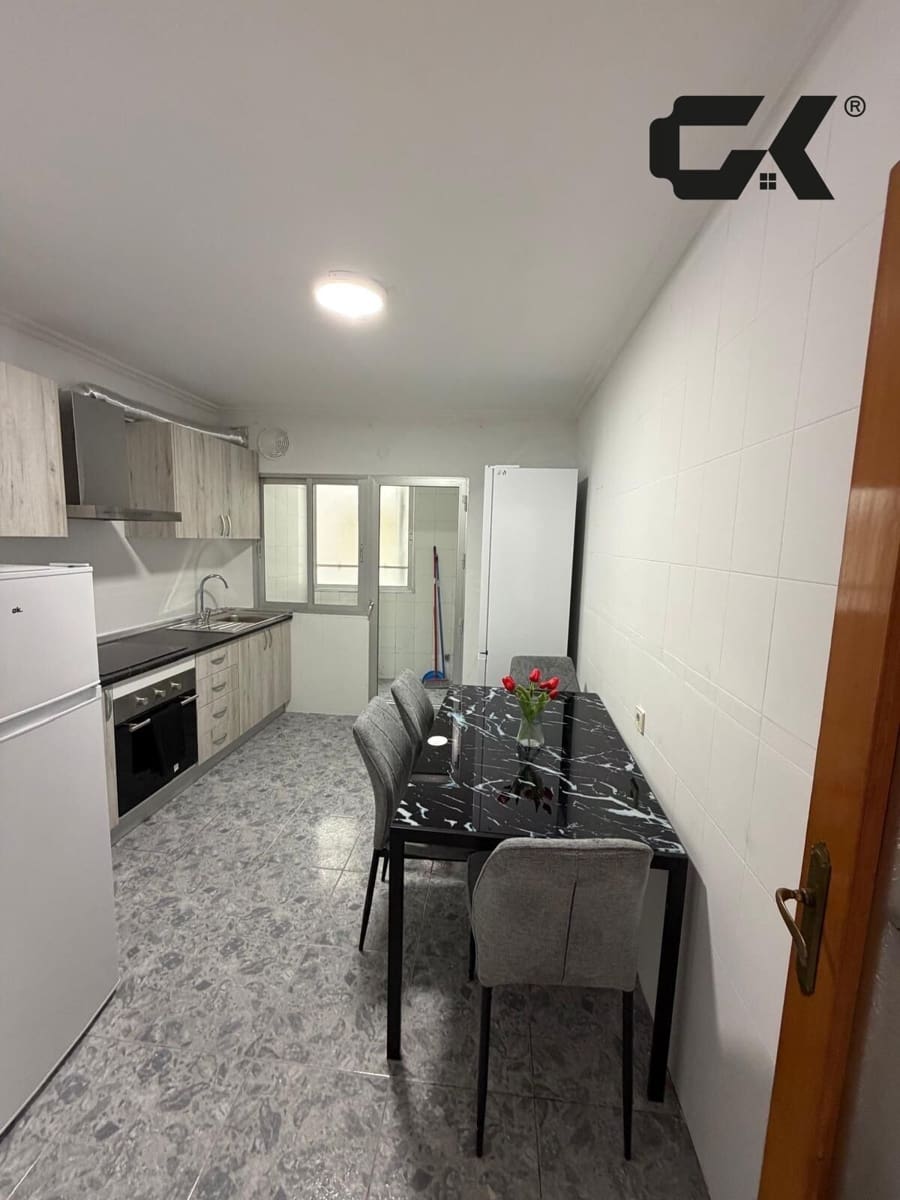 Appartement de 5 chambres à louer à Alcantarilla - 300 € (Ref: 9999811)