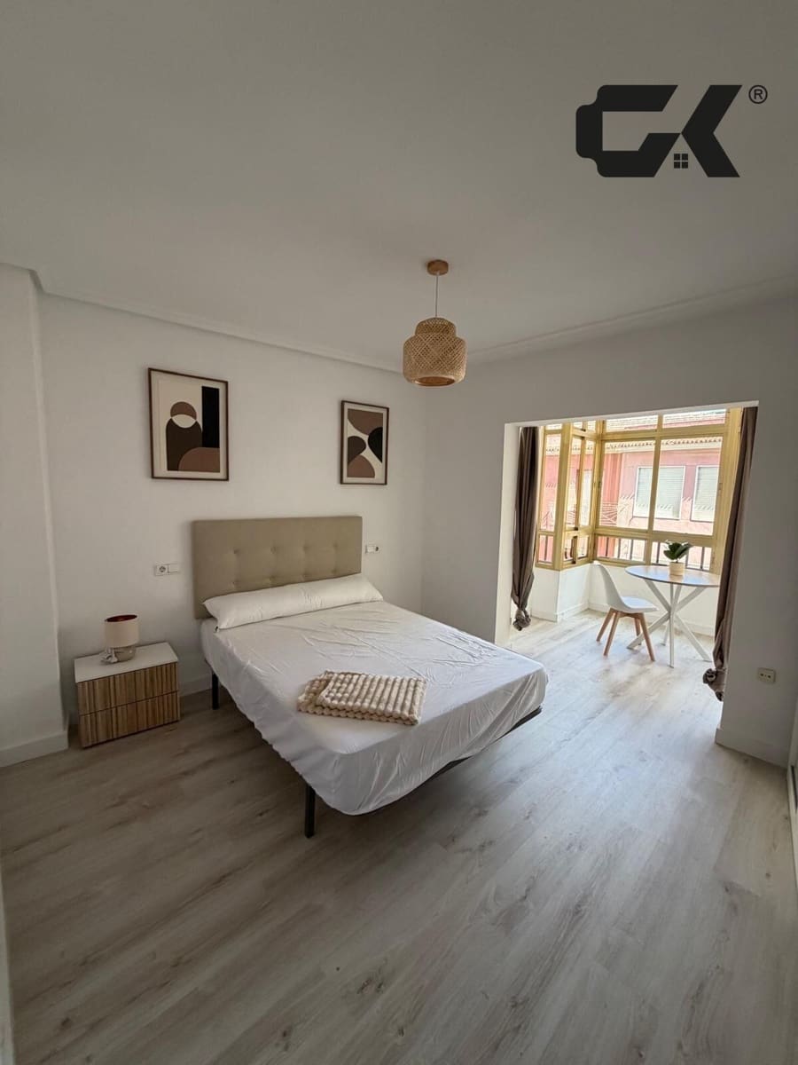 Appartement de 5 chambres à louer à Alcantarilla - 300 € (Ref: 9999811)
