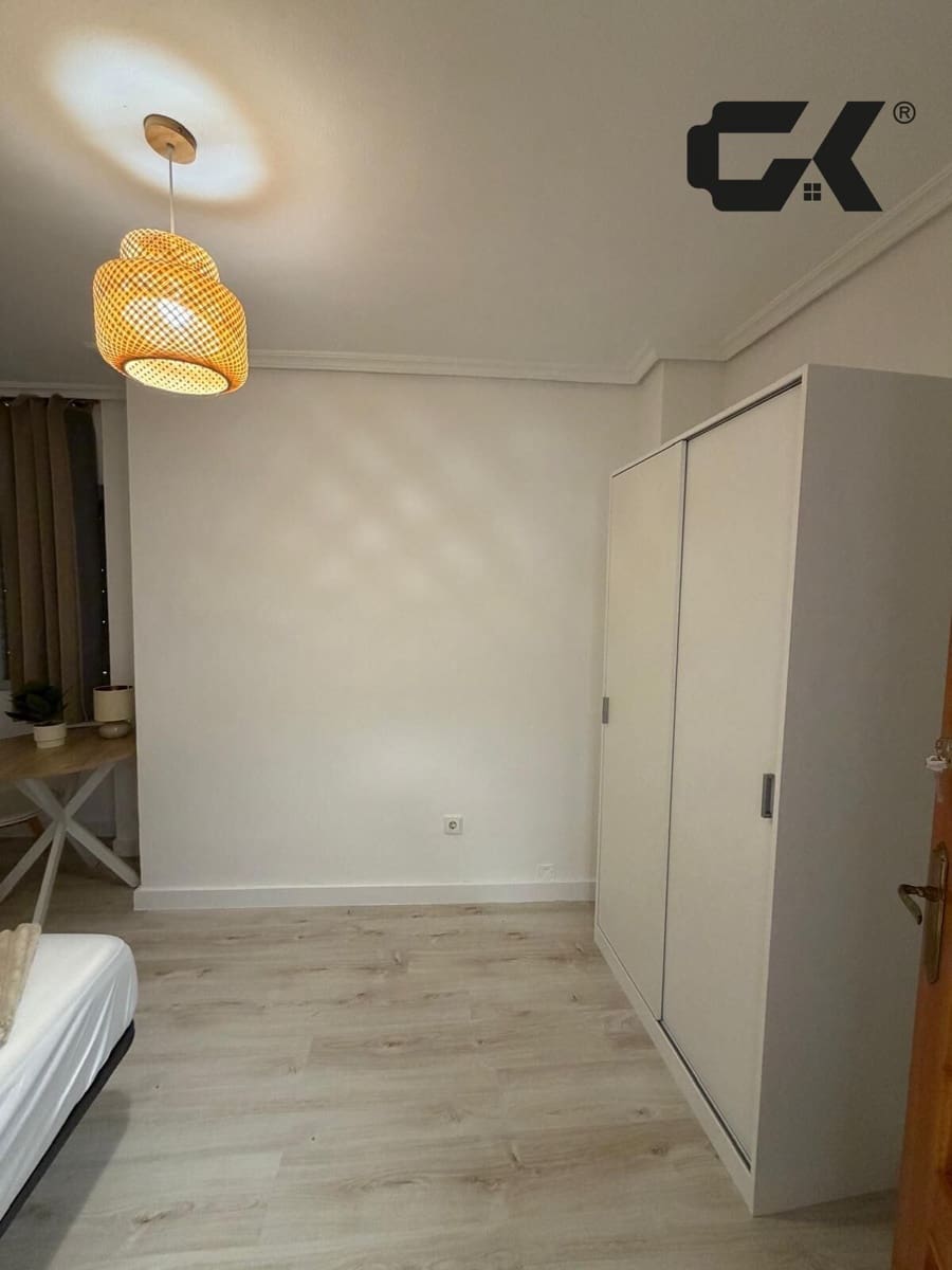 Appartement de 5 chambres à louer à Alcantarilla - 300 € (Ref: 9999811)