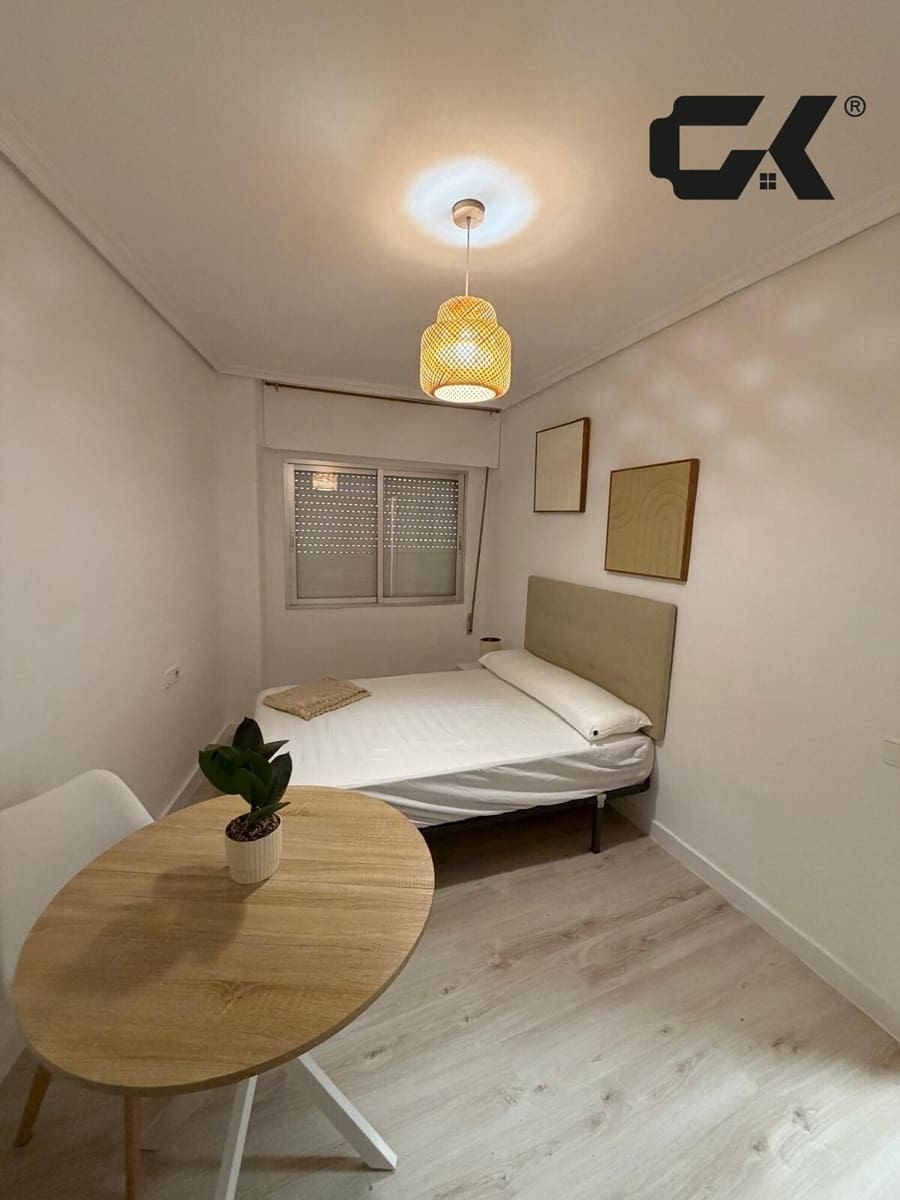 Appartement de 5 chambres à louer à Alcantarilla - 300 € (Ref: 9999811)