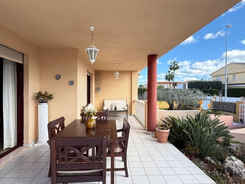 5 bedroom Villa for sale in Benicassim with garage - € 569,000 (Ref: 10049176)