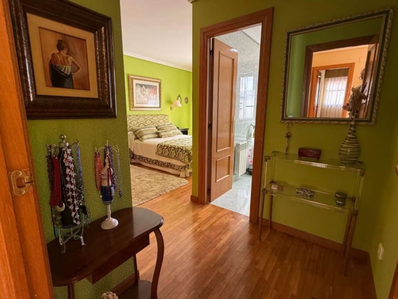 5 bedroom Villa for sale in Benicassim with garage - € 569,000 (Ref: 10049176)