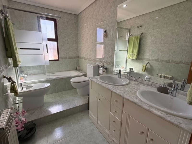 5 bedroom Villa for sale in Benicassim with garage - € 569,000 (Ref: 10049176)