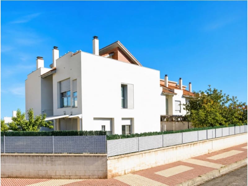 4 bedroom Townhouse for sale in Benicassim with pool garage - € 450,000 (Ref: 10049179)