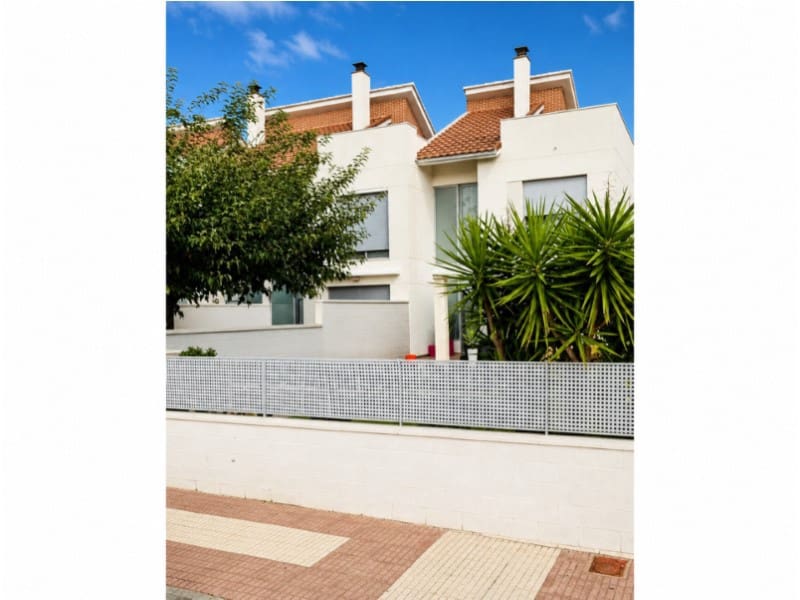 4 bedroom Townhouse for sale in Benicassim with pool garage - € 450,000 (Ref: 10049179)