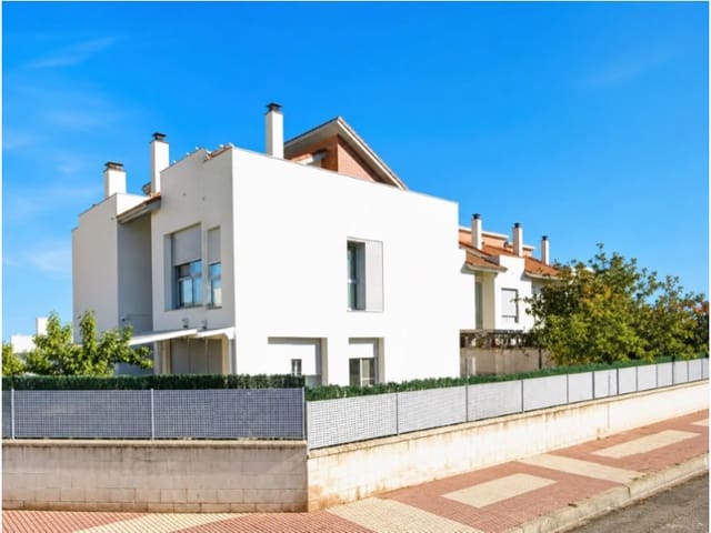 4 bedroom Townhouse for sale in Benicàssim with pool garage - € 450,000 (Ref: 10049179)