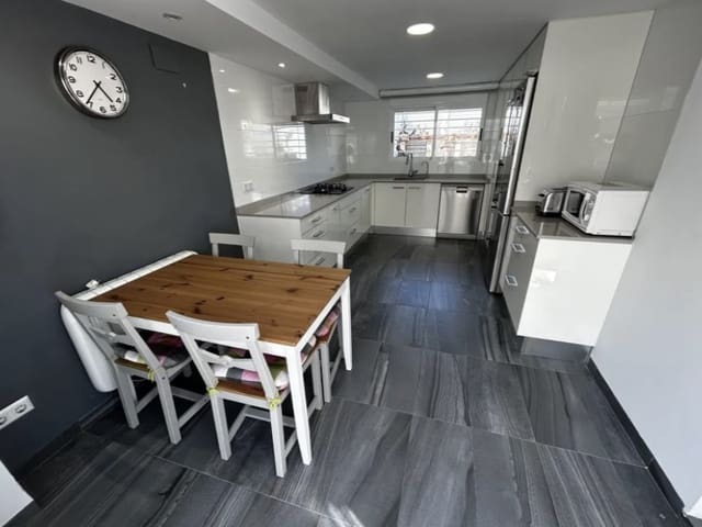 3 soverom Kjedet enebolig til salgs i Benicàssim med garasje - € 635 000 (Ref: 9980618)