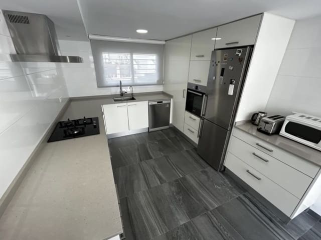 3 soverom Kjedet enebolig til salgs i Benicàssim med garasje - € 635 000 (Ref: 9980618)