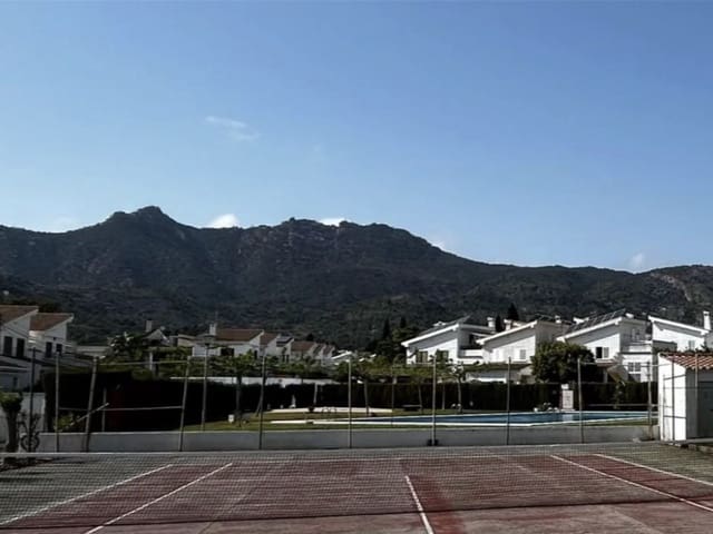 3 soverom Kjedet enebolig til salgs i Benicàssim med garasje - € 635 000 (Ref: 9980618)