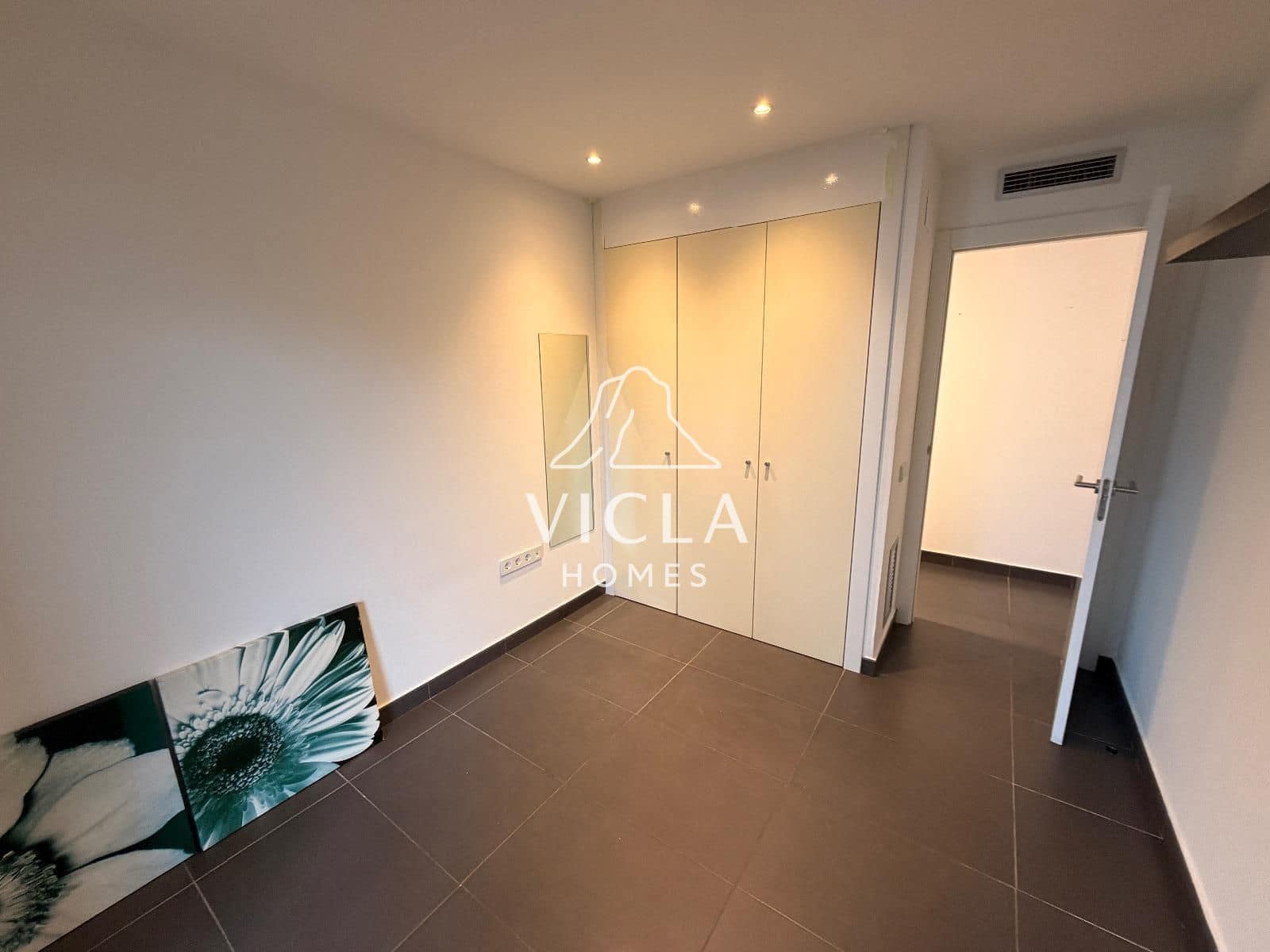 3 slaapkamer Flat te huur in Cala d'en Bou met zwembad garage - € 2.000 (Ref: 10086638)