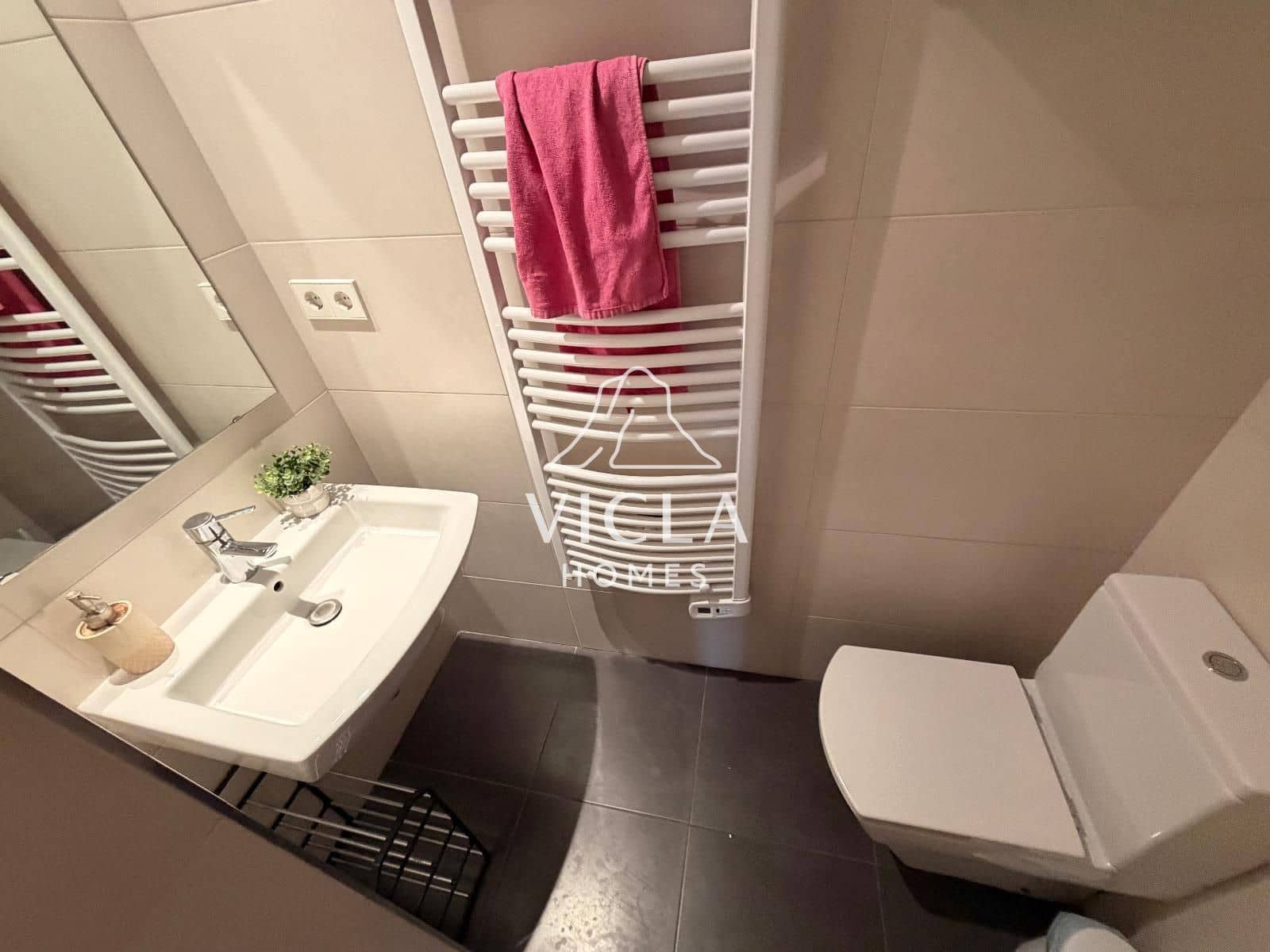 3 slaapkamer Flat te huur in Cala d'en Bou met zwembad garage - € 2.000 (Ref: 10086638)