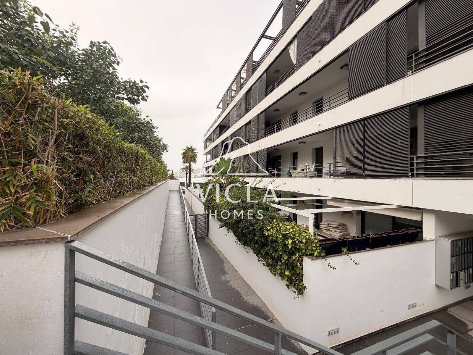 3 slaapkamer Flat te huur in Cala d'en Bou met zwembad garage - € 2.000 (Ref: 10086638)