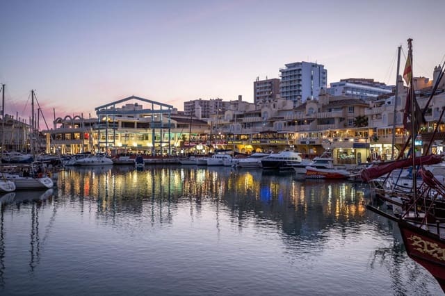 2 makuuhuone Kattohuoneisto myytävänä paikassa Puerto Marina, Benalmádena mukana uima-altaan 
autotalli - 890 000 € (Ref: 10161620)