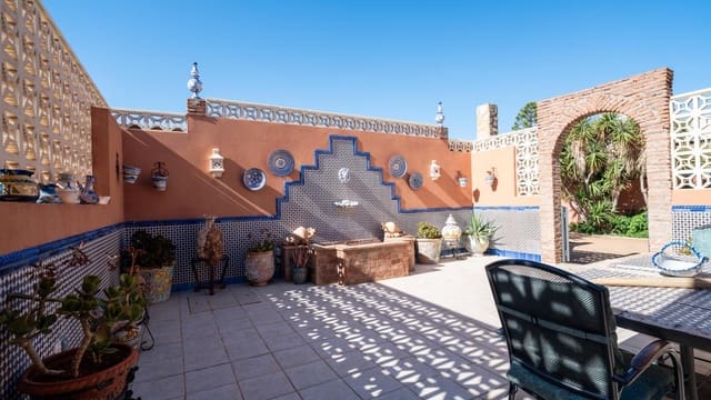 4 chambre Villa/Maison à vendre à Retamar, Almería ville avec garage - 690 000 € (Ref: 10072746)