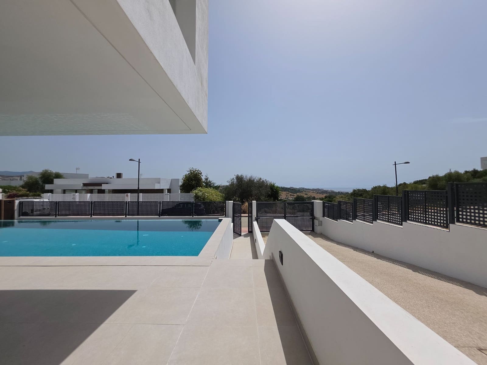 3 soveværelse Villa til salg i Estepona med swimmingpool garage - € 1.395.000 (Ref: 10103523)