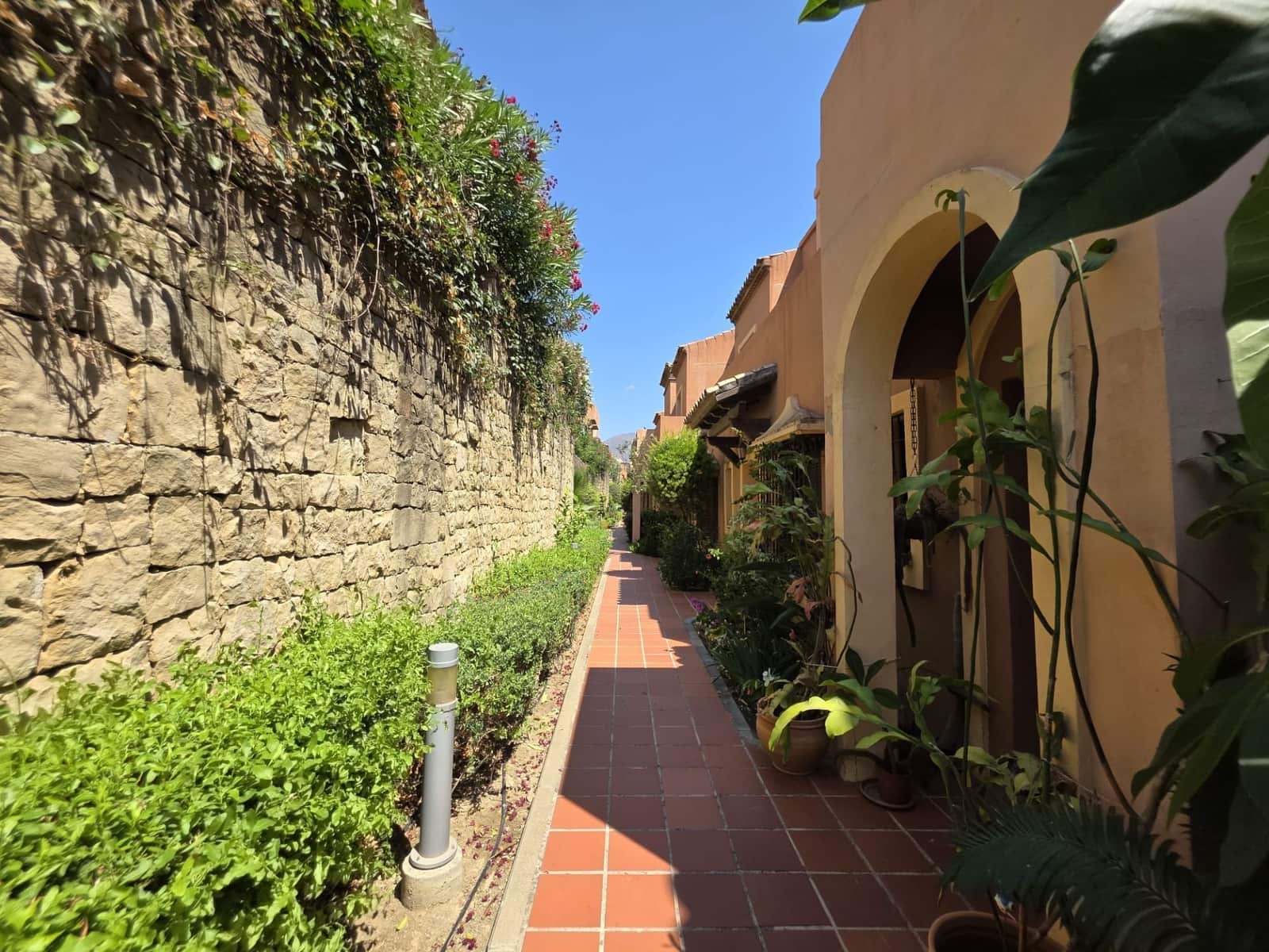 3 soverom Kjedet enebolig til salgs i Estepona med svømmebasseng garasje - € 468 000 (Ref: 10103524)