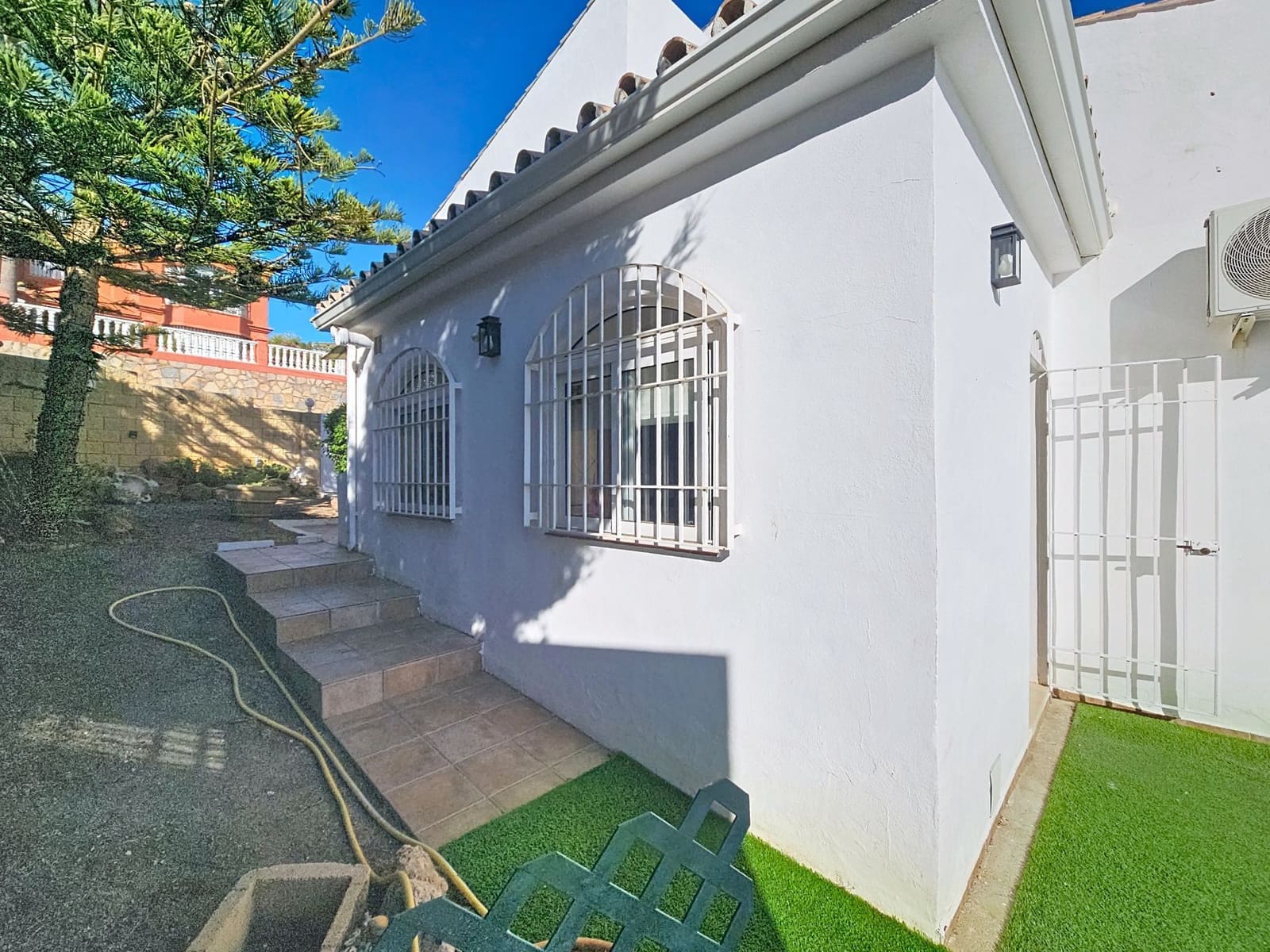3 bedroom Villa for sale in Estepona with pool garage - € 1,050,000 (Ref: 10103526)