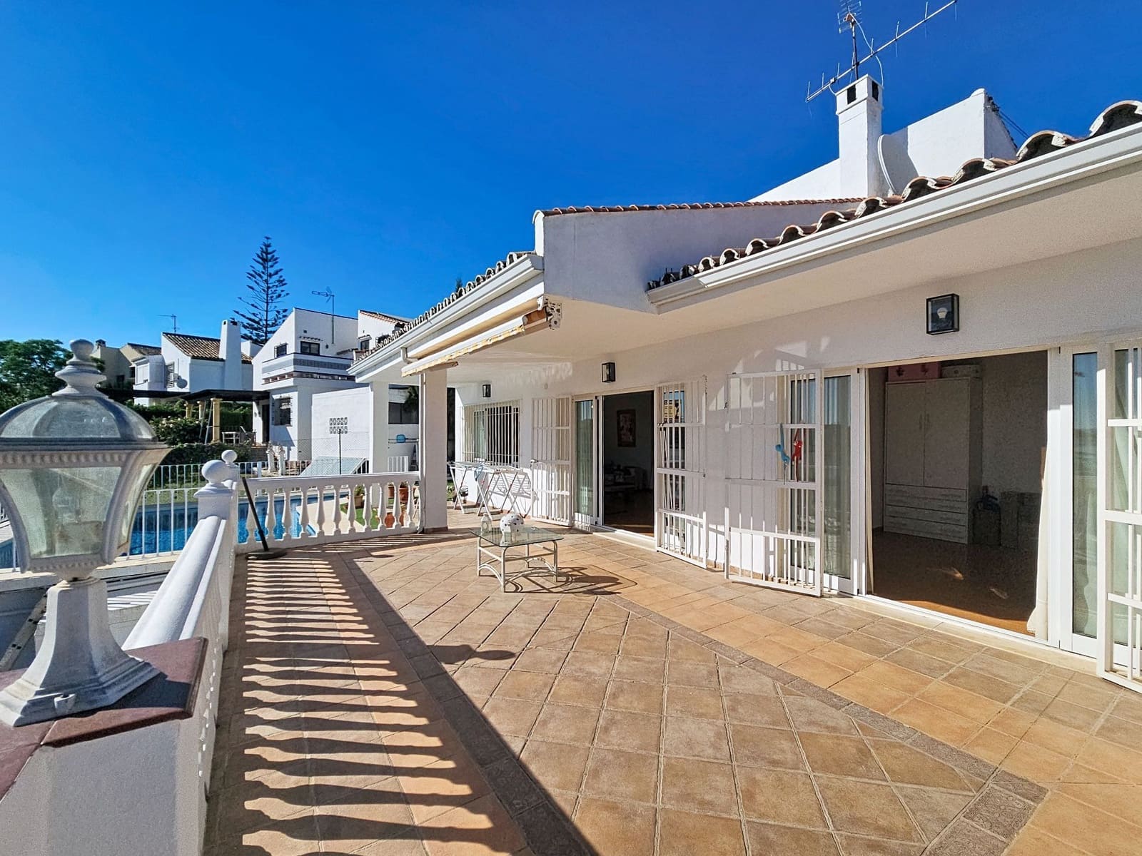 3 bedroom Villa for sale in Estepona with pool garage - € 1,050,000 (Ref: 10103526)