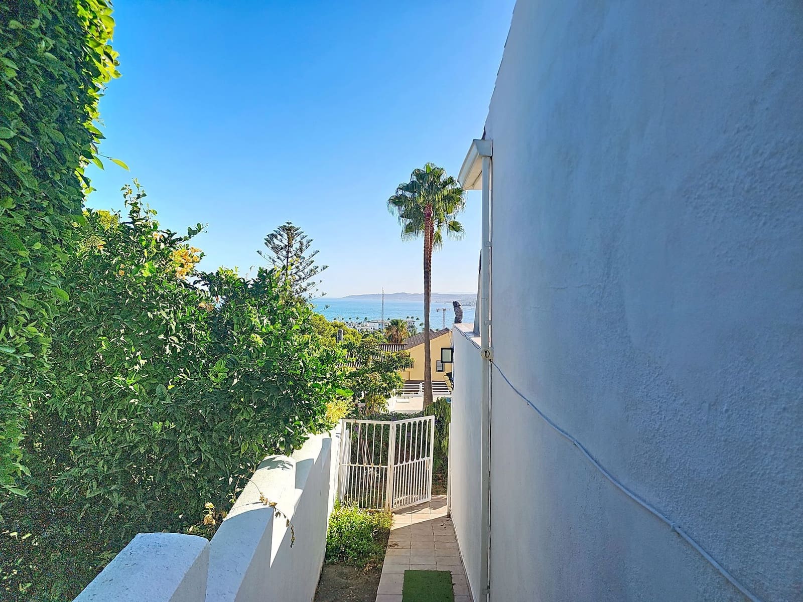 3 bedroom Villa for sale in Estepona with pool garage - € 1,050,000 (Ref: 10103526)