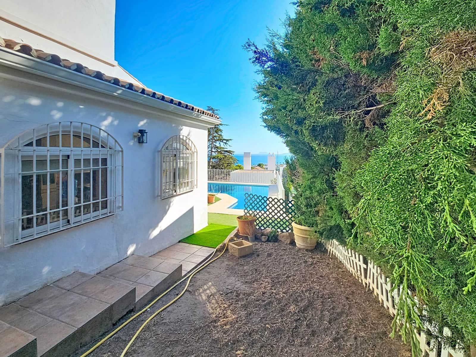 3 bedroom Villa for sale in Estepona with pool garage - € 1,050,000 (Ref: 10103526)