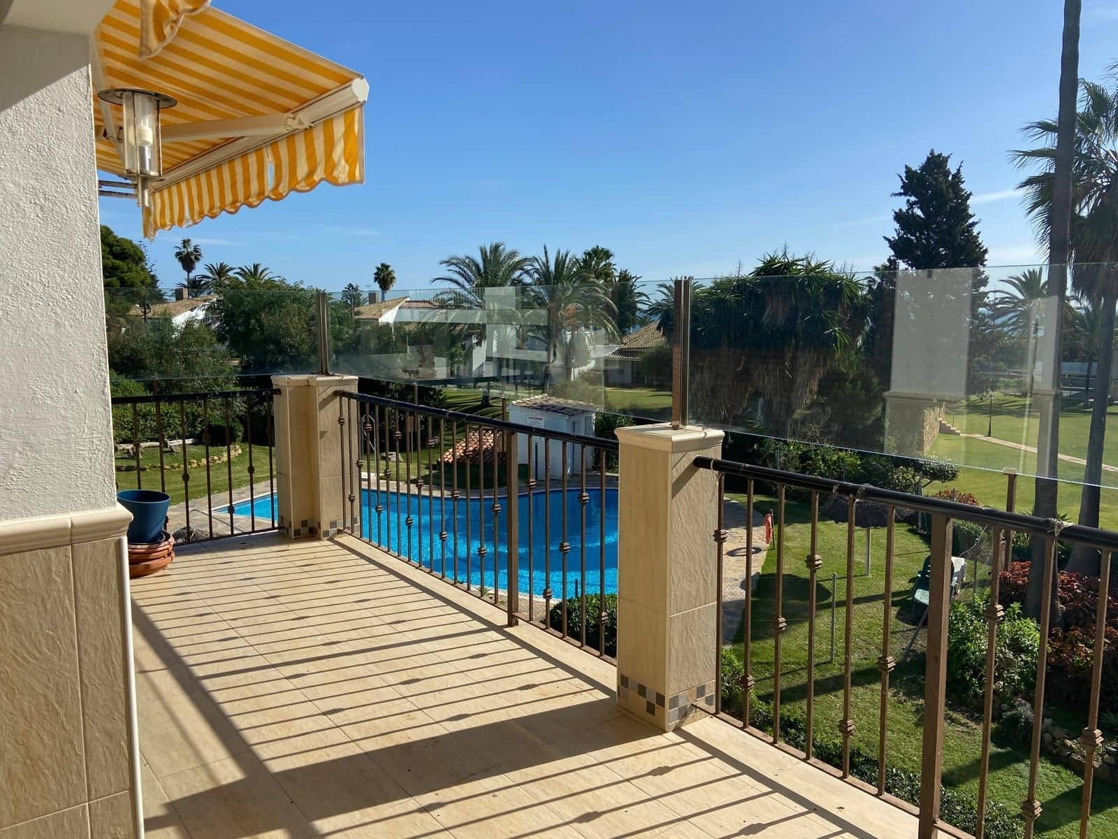 Ático de 4 habitaciones en Bahía Dorada en venta con piscina garaje - 439.000 € (Ref: 10118742)