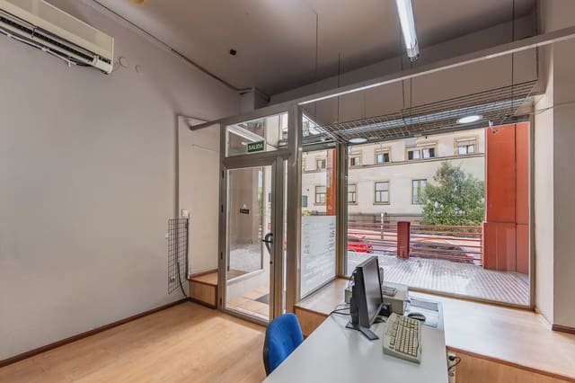 Kaupallinen myytävänä paikassa Pajaritos - Plaza de Toros, Granada kaupunki - 179 000 € (Ref: 10047732)