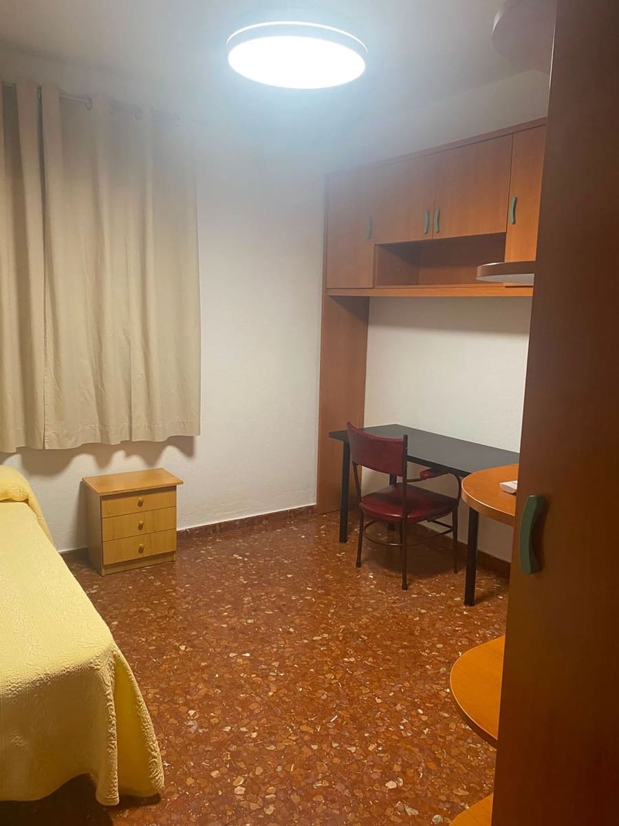 3 soverom Leilighet til leie i Malaga by med garasje - € 1 500 (Ref: 10059618)