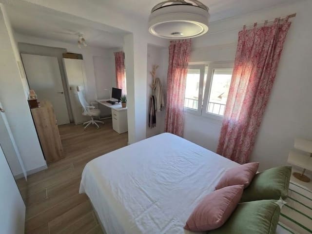 3 bedroom Apartment for sale in Victoria Eugenia, Málaga city with garage - € 300,000 (Ref: 10121125)