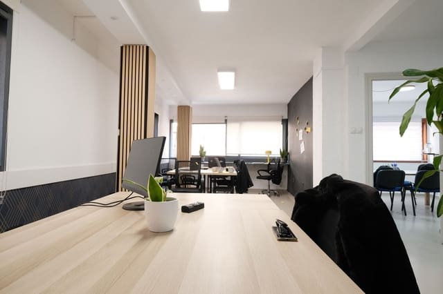 Biuro do wynajęcia w Centro Historico, Miasto Málaga - 1 000 € (Ref: 10121126)