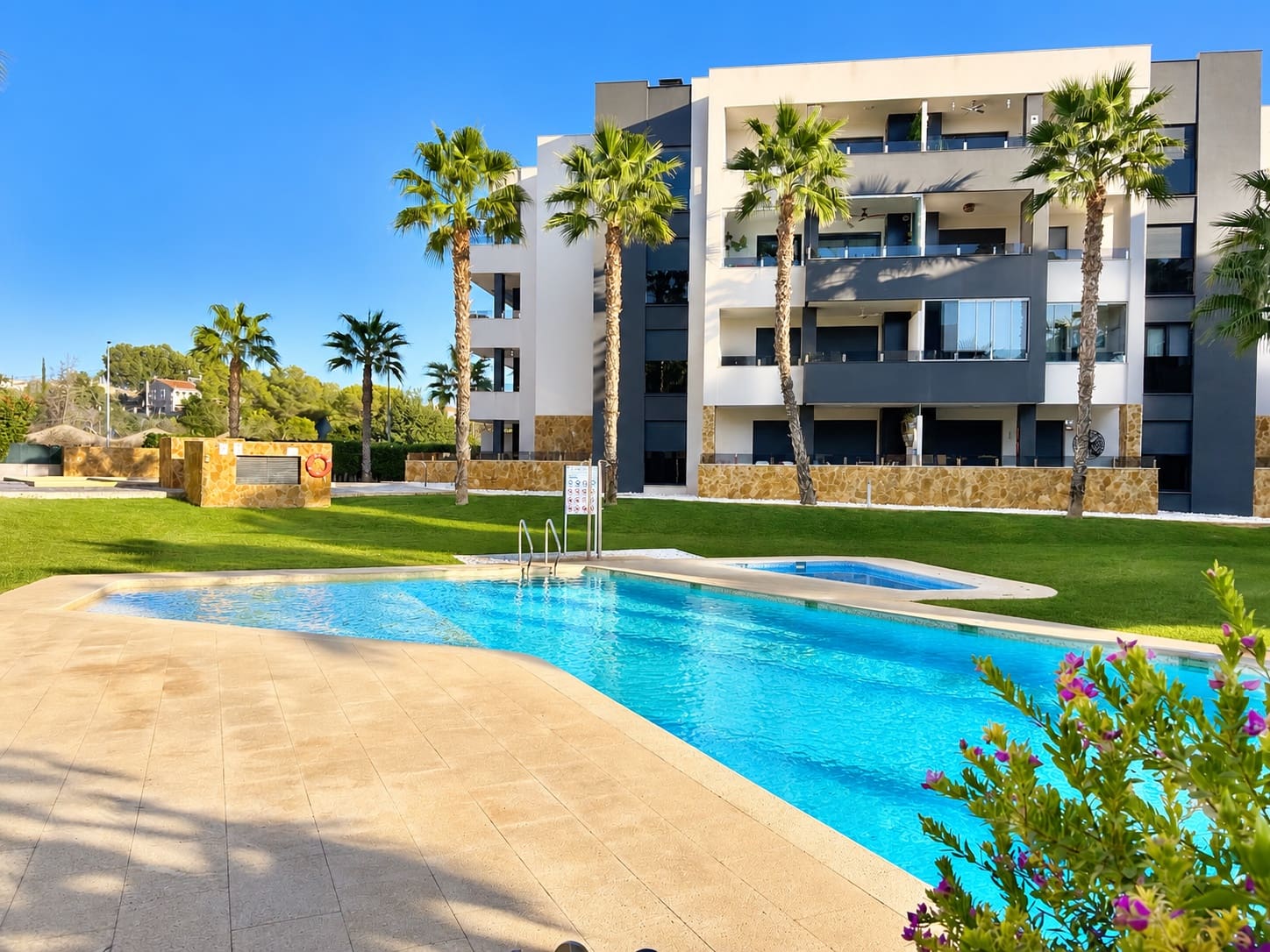 Apartamento de 3 habitaciones en Los Almendros (Orihuela Costa) en venta con piscina garaje - 285.000 € (Ref: 10103501)