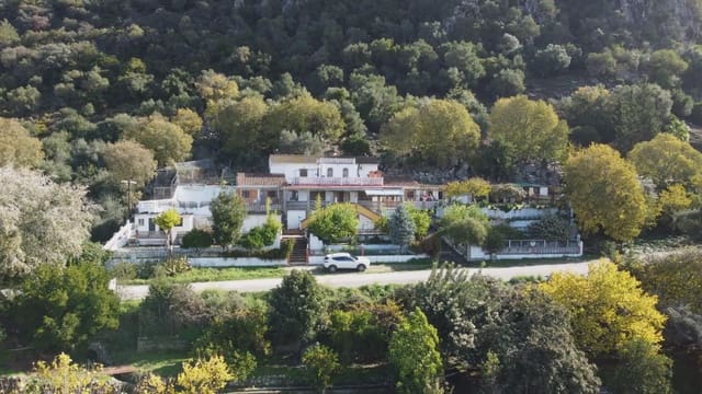 6 soveværelse Finca/Landehus til salg i El Bosque med swimmingpool - € 370.000 (Ref: 10016366)