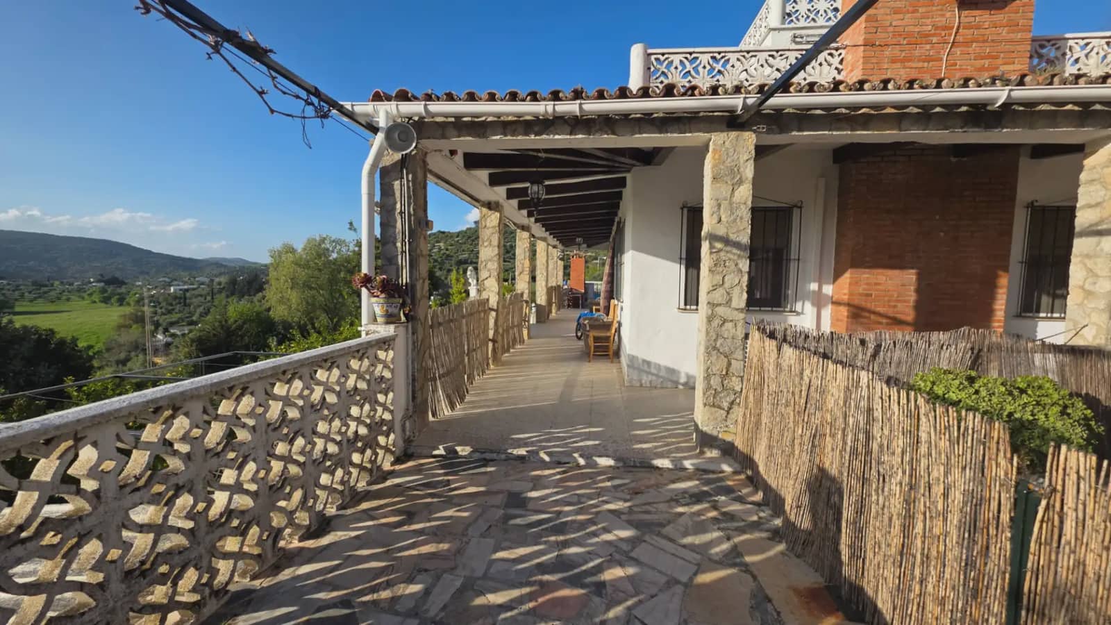 6 soveværelse Finca/Landehus til salg i El Bosque med swimmingpool - € 370.000 (Ref: 10016366)