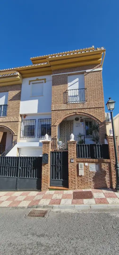 4 chambre Villa/Maison Mitoyenne à vendre à Cajar avec piscine garage - 297 500 € (Ref: 10045416)