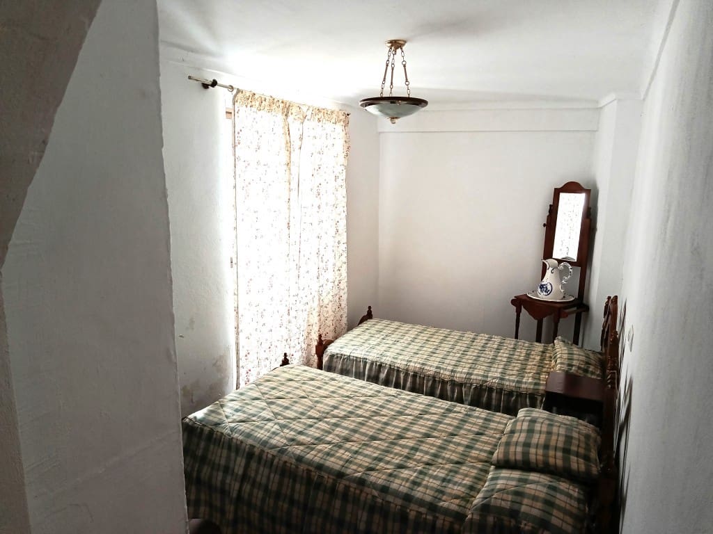 Casa de 6 habitaciones en Luque en venta - 69.000 € (Ref: 10046101)