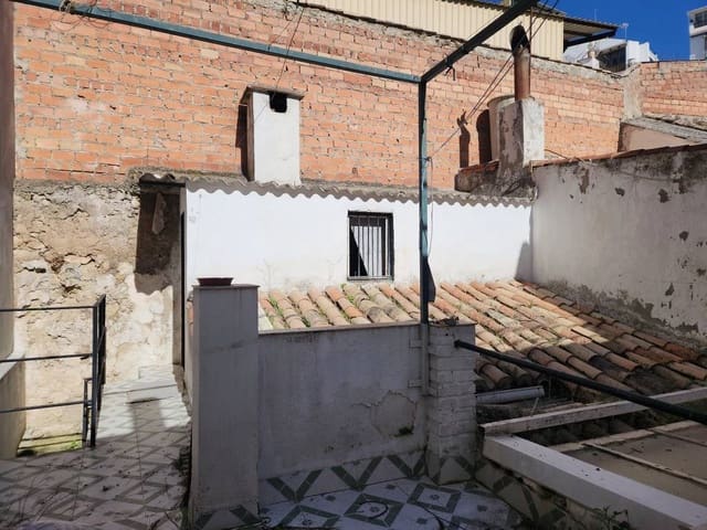 Casa de 4 habitaciones en Luque en venta con piscina - 82.000 € (Ref: 10046105)