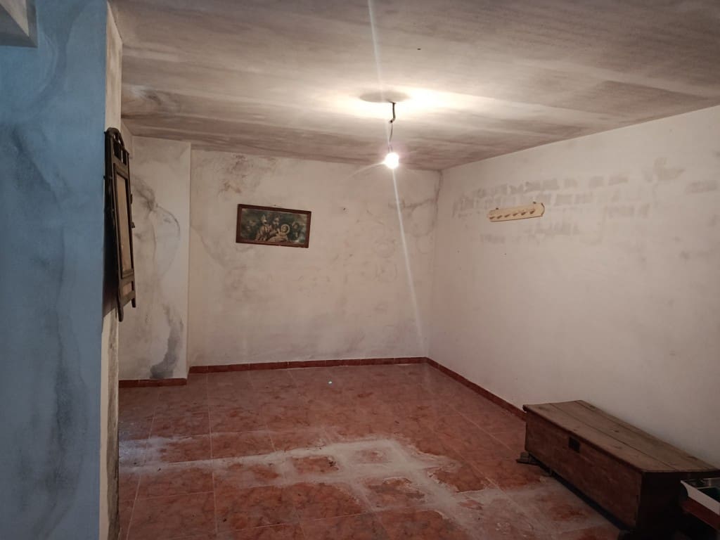 5 bedroom Townhouse for sale in Sabariego with garage - € 53,000 (Ref: 10046125)