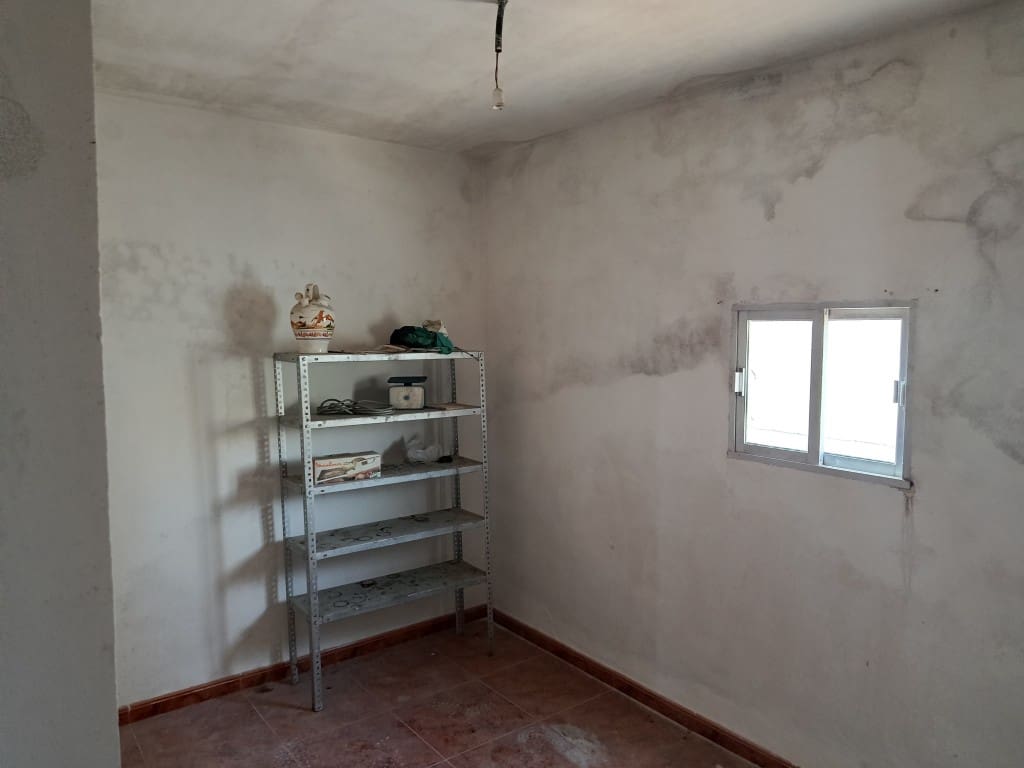 5 bedroom Townhouse for sale in Sabariego with garage - € 53,000 (Ref: 10046125)