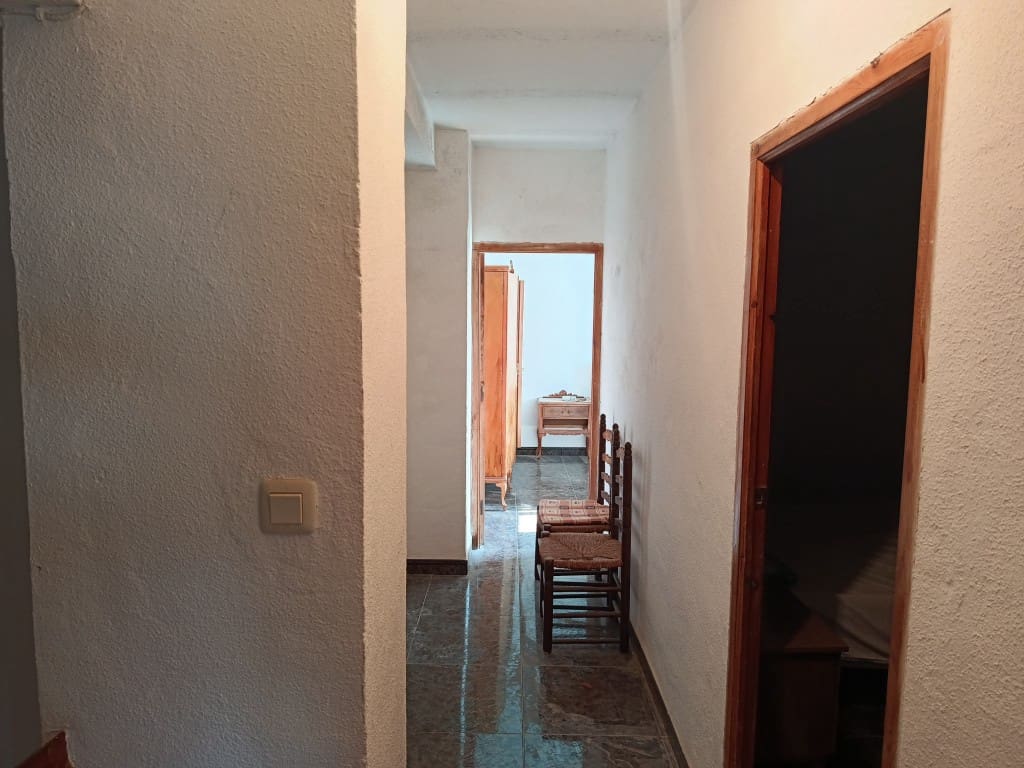 5 bedroom Townhouse for sale in Sabariego with garage - € 53,000 (Ref: 10046125)