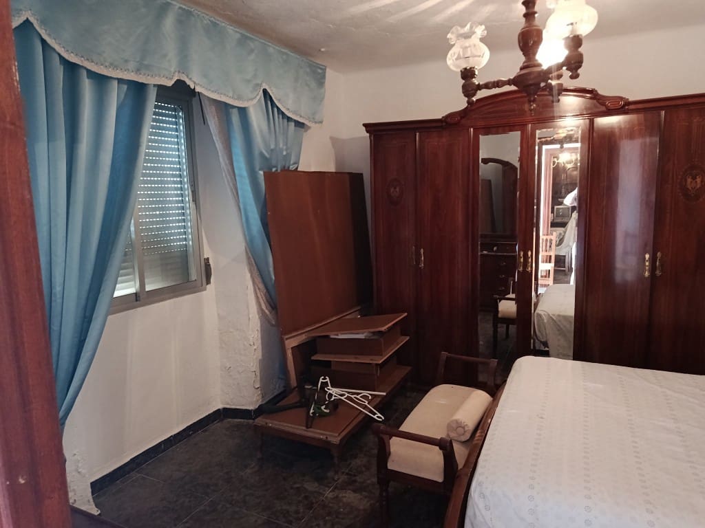 5 bedroom Townhouse for sale in Sabariego with garage - € 53,000 (Ref: 10046125)