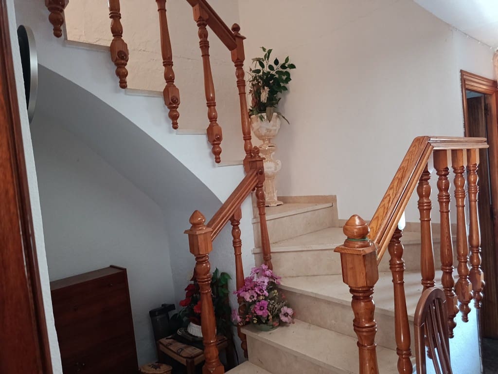 5 bedroom Townhouse for sale in Sabariego with garage - € 53,000 (Ref: 10046125)