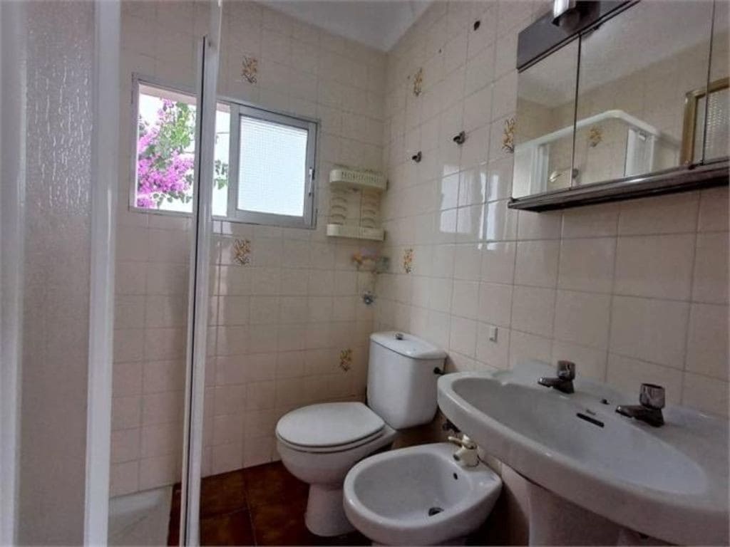5 bedroom Townhouse for sale in Iznajar with garage - € 126,000 (Ref: 10046163)